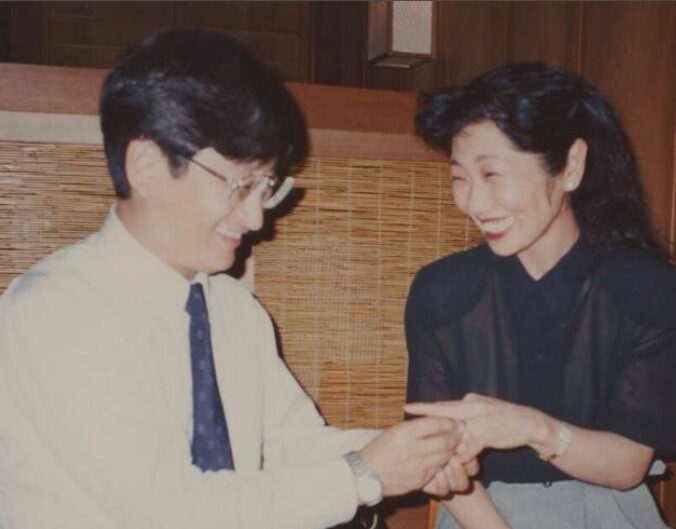 1989年結婚指輪を交換する泉ピン子夫妻