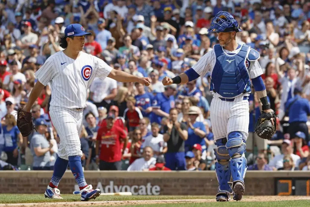 グータッチをする今永昇太さんとヤン・ゴームズ選手