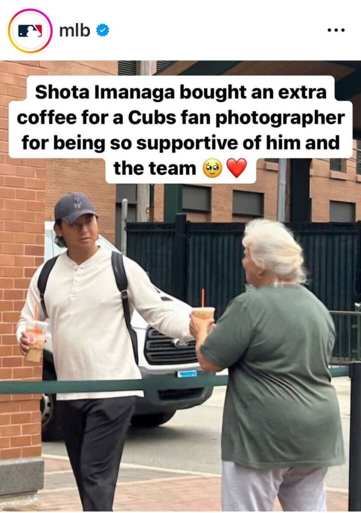 ファンにカフェラテを渡す今永昇太さん