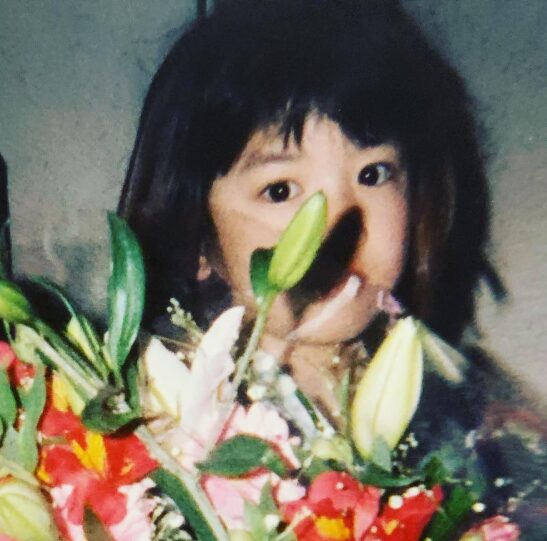 公式Instagramより6,7歳のころの写真