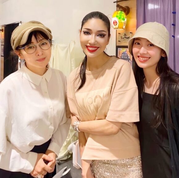 シンデレラストーリーで共演したアンミカブログより、親子ショット